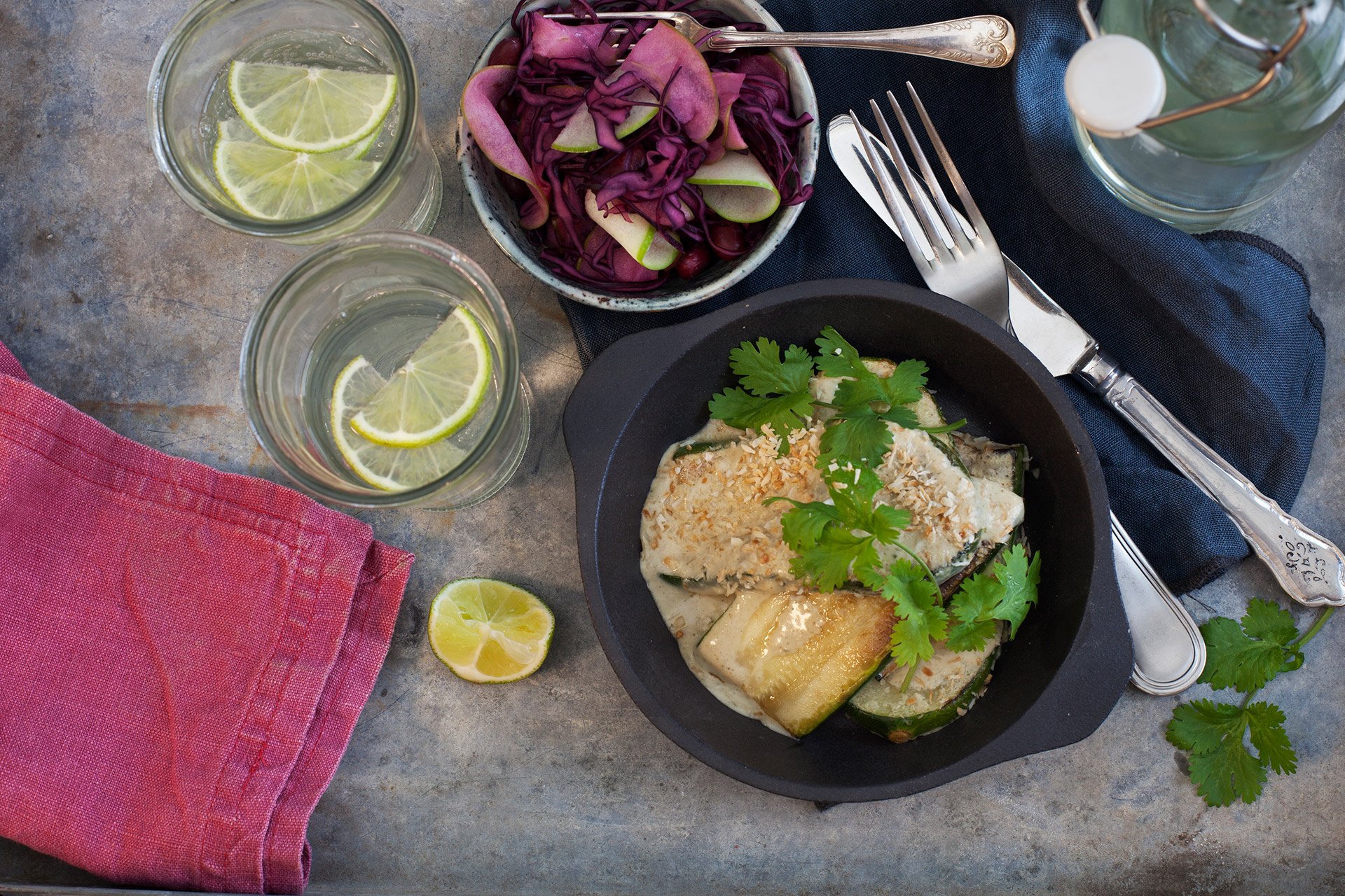 Green Curry med zucchini och rödkålssallad